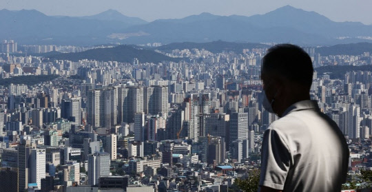 한 시민이 남산 N서울타워에서 서울 시내 아파트를 바라보고 있다. <연합뉴스>